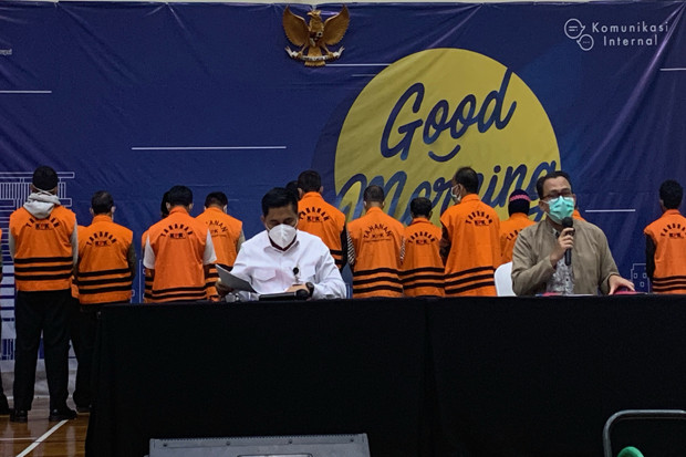 KPK Tahan Paksa 17 Tersangka...