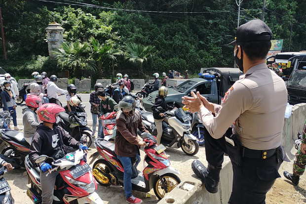 Polisi Bubarkan Kerumunan...
