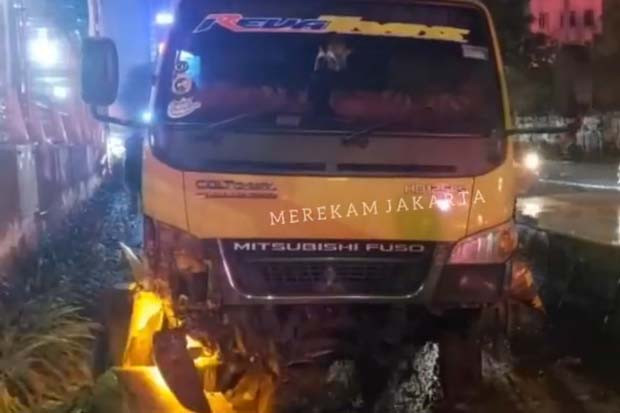 Truk Tangki Air Tabrak...