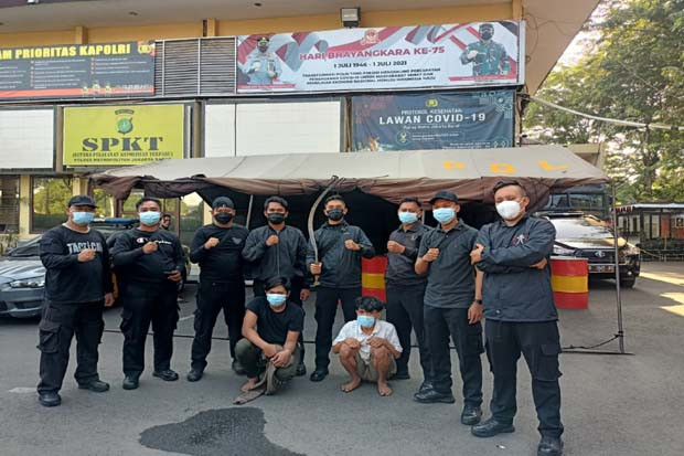 Tawuran di Flyover Pesing,...