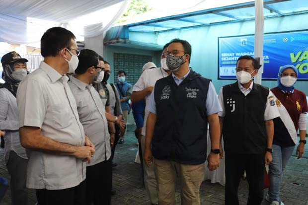 Anies Tinjau Vaksinasi...