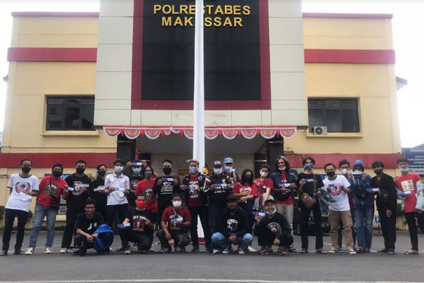 Ratusan Anggota Kelompok...
