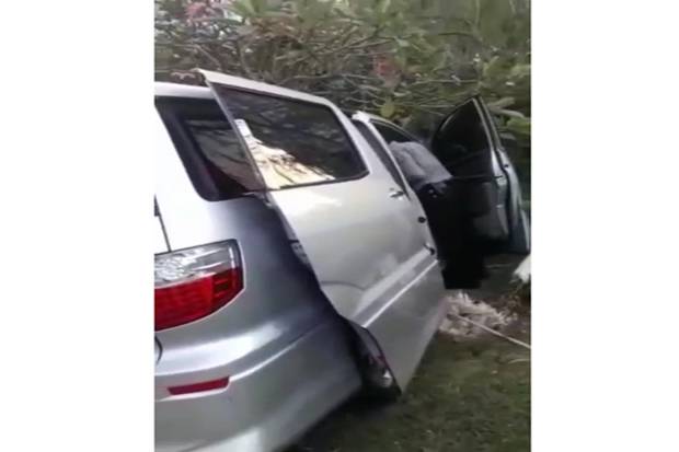 Pengemudi Alphard yang...