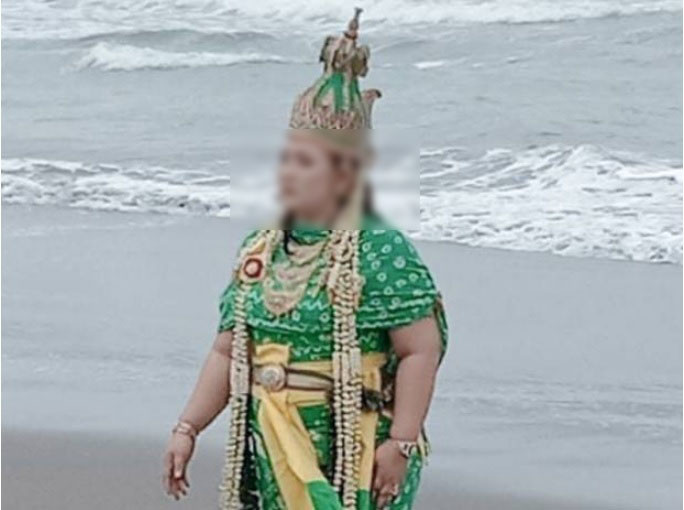 Wanita Berkostum Nyi...