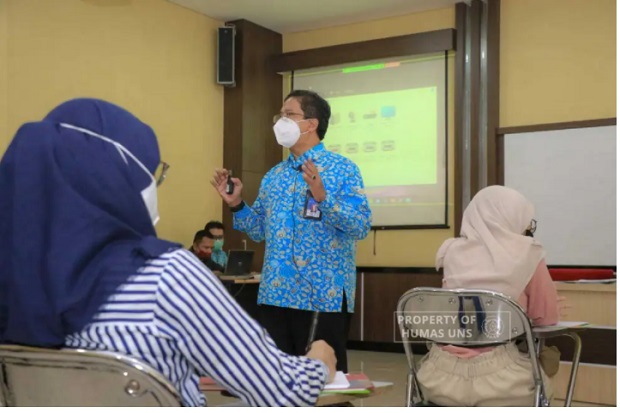 Rektor UNS Buka PTM...