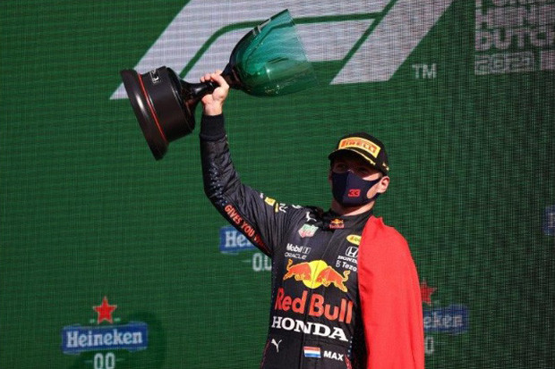 Verstappen Sodok Posisi...
