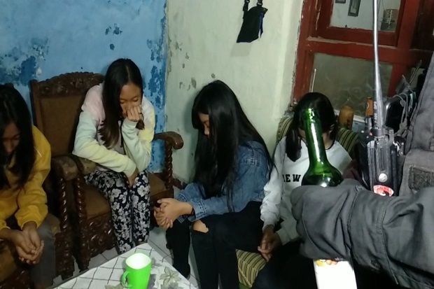 Asyik Tenggak Arak Dicampur...