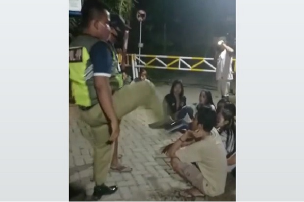 Viral Tendang Kepala...