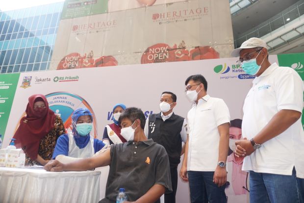 BPJAMSOSTEK Gelar Vaksinasi...