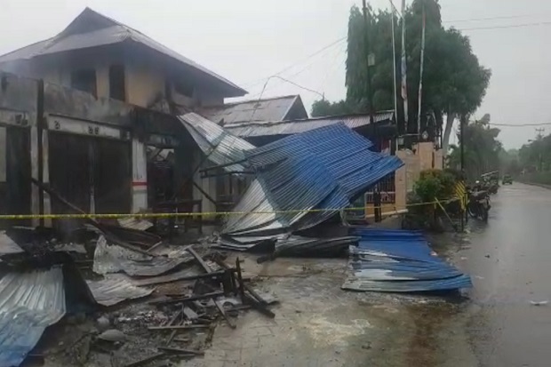 Gedung di Belakangnya...