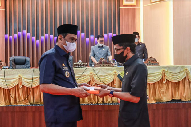 Bupati Barru Serahkan...