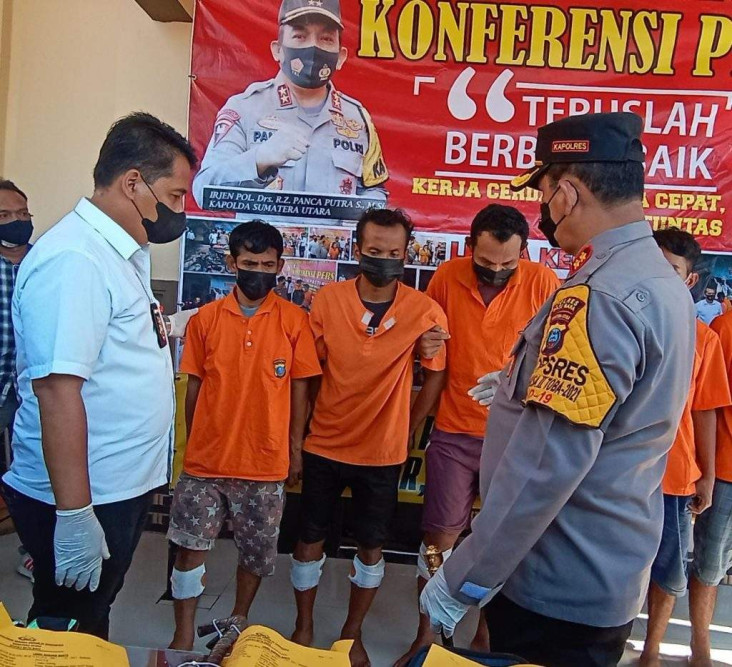 Melawan Petugas dan...