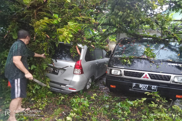 Hujan Angin, 4 Mobil...