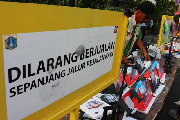 PKL Diguyur Bantuan...