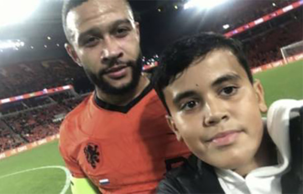 Nekat Selfi Bareng Depay,...