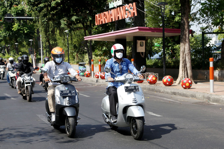 Keliling Naik Vespa,...