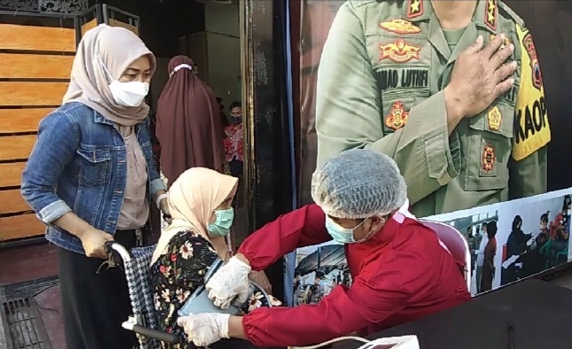 Naik Kursi Roda, Nenek...