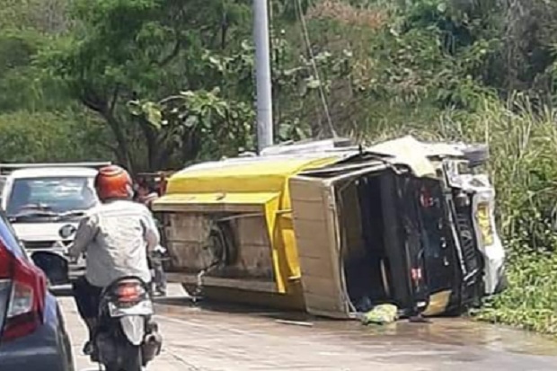 Truk Tangki Hantam Mobil...