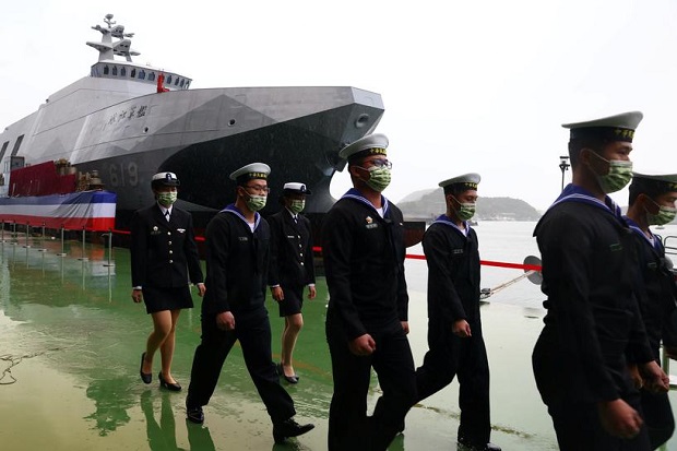 Tegang dengan China,...