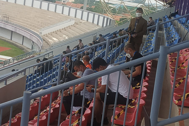 Dengan Gaya Casual,...