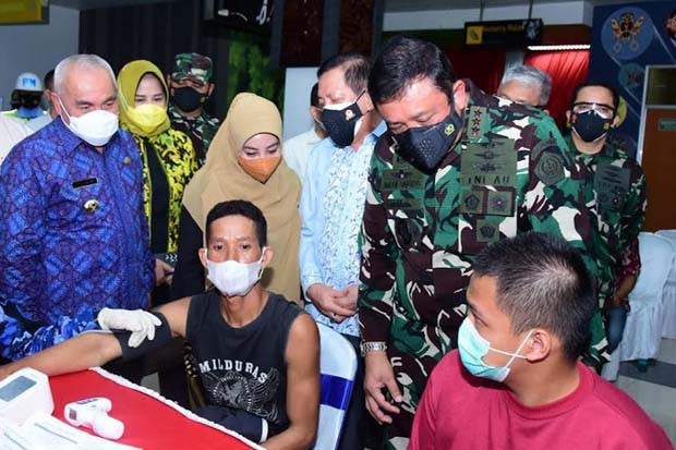 Serbuan Vaksinasi TNI...