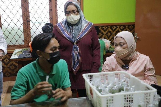 Menaker Ida Sambangi...