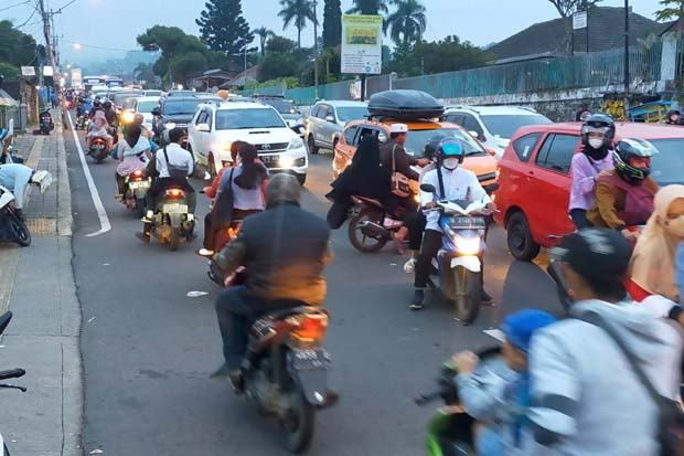 22.556 Kendaraan Diputar...