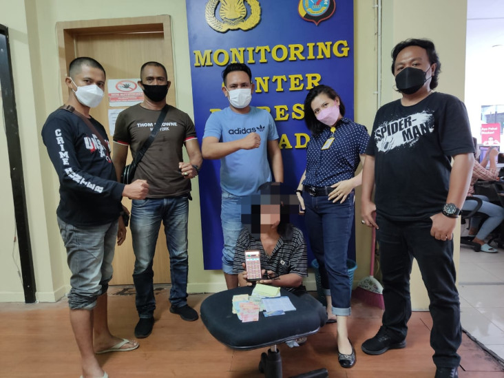 Asyik Merekap Judi Togel...