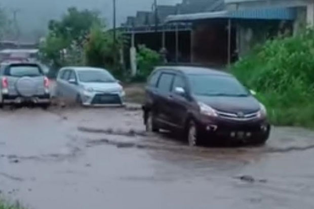 Diguyur Hujan, Jalan...