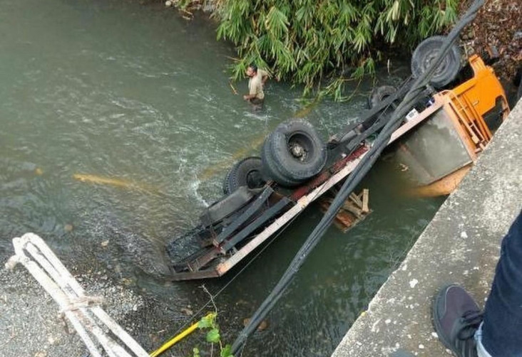 Truk Tabrak Jembatan...