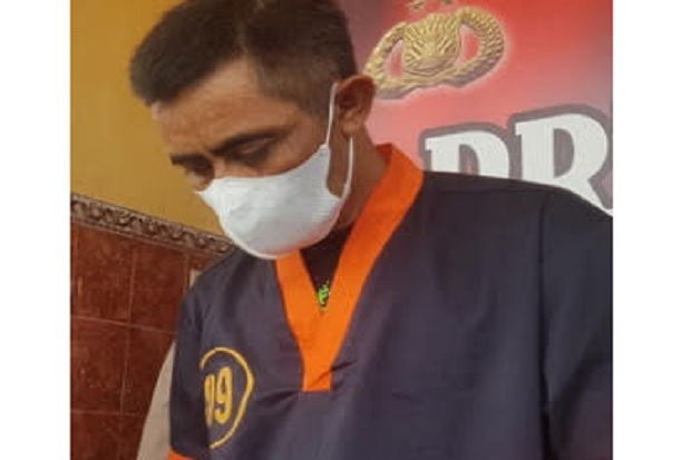 Ditinggal Istri ke Kebun,...