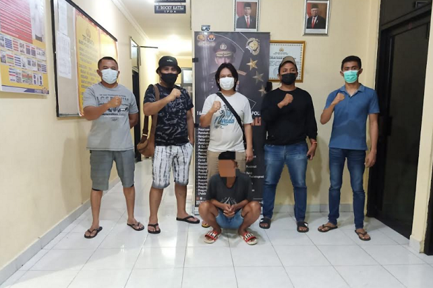 Tikam Pemuda di Pinggir...