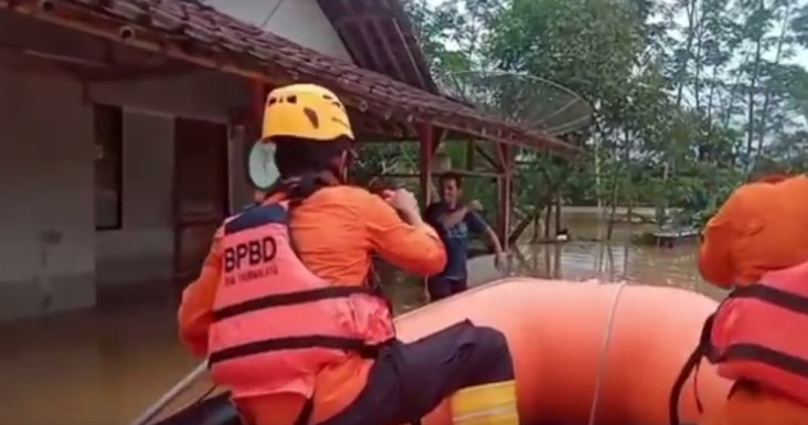 Ratusan Rumah Terendam...