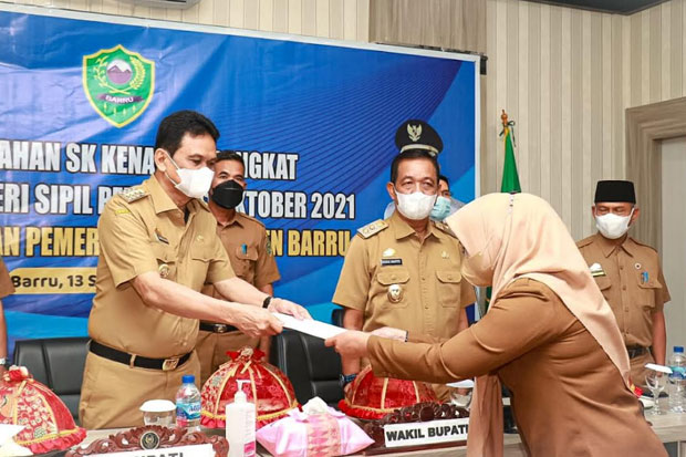 Bupati Barru Serahkan...