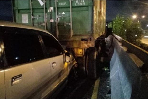 Tabrak Truk di Jalan...