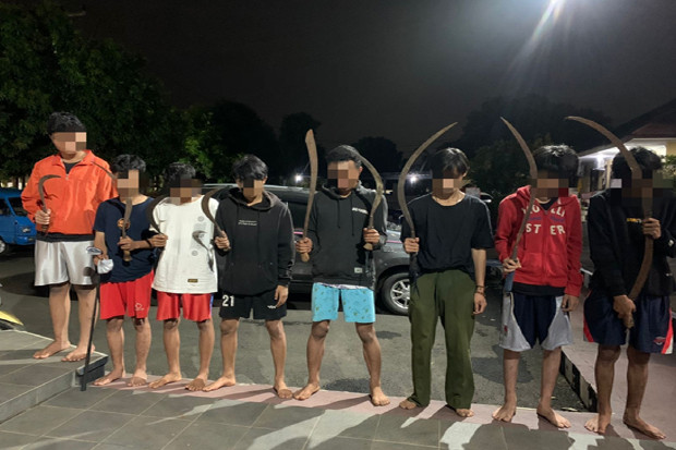 Tawuran Tengah Malam,...