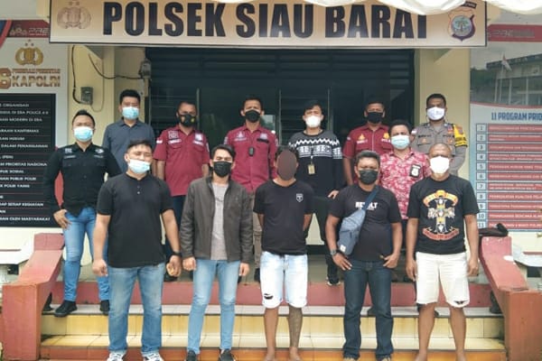 7 Tahun Buron, Pelaku...