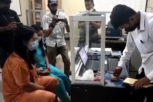 2 Wanita Cantik Ditangkap...
