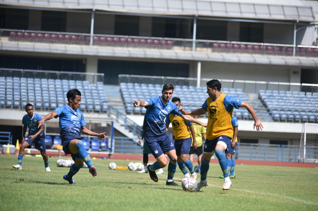 Liga 1: Bentrok Bali...
