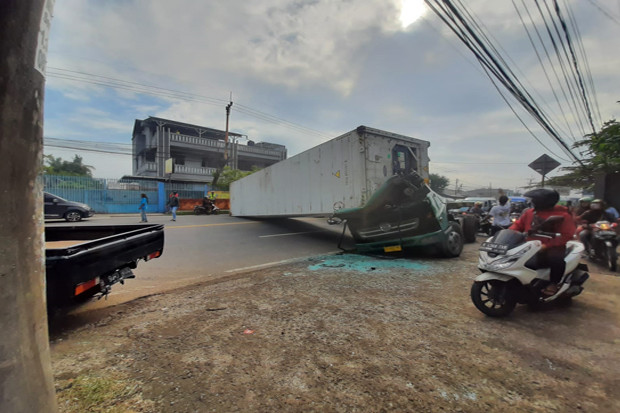 Truk Kontainer Terguling,...
