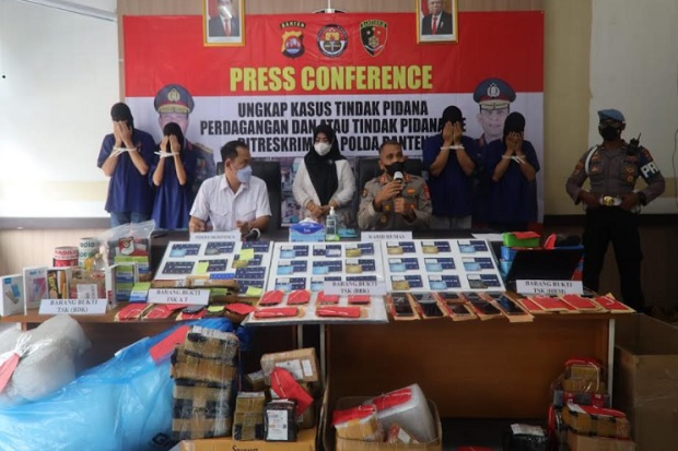 Komplotan Penjual dan...
