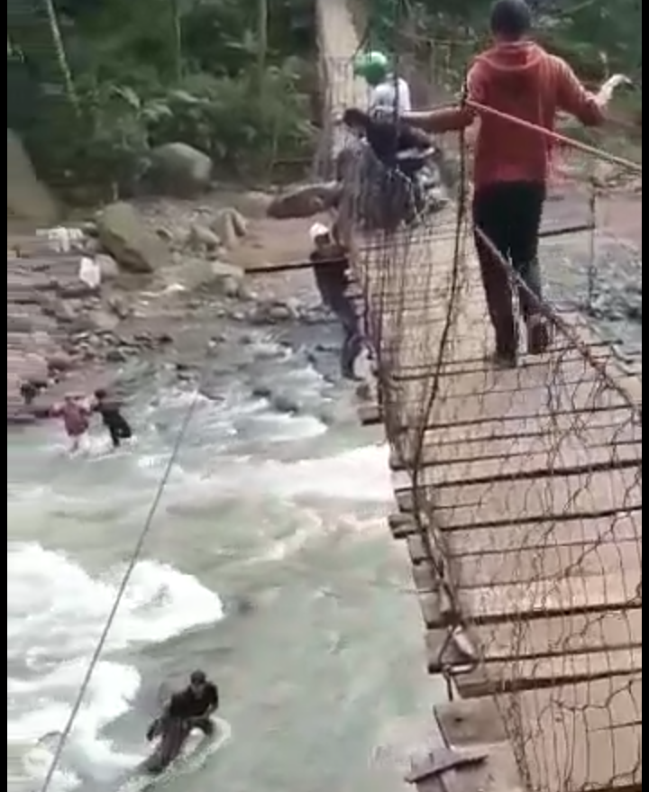 Tergelincir Saat Lintasi...