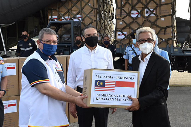 Menlu Malaysia Serahkan...