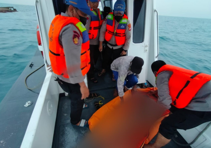 KM Elang Laut Terbalik...