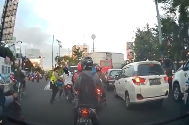 Begini Aksi Oknum Polisi...
