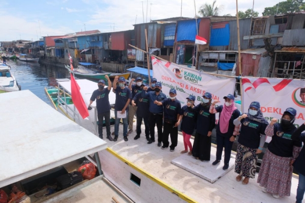 Dari Atas Perahu Nelayan,...