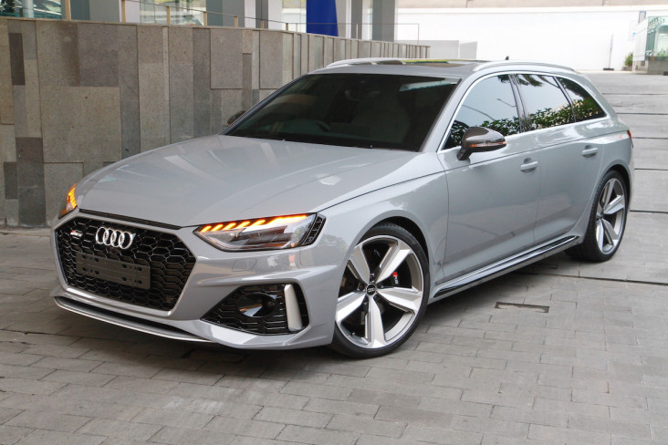 Audi RS 4 Avant Mengaspal...