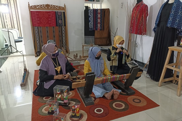 Lestarikan Batik Betawi,...