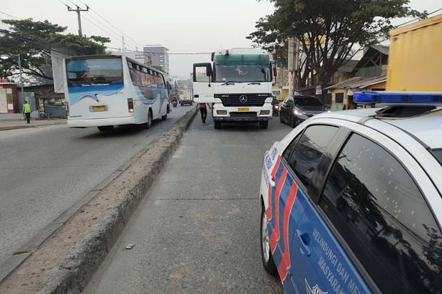 Truk Mogok di Jalan...