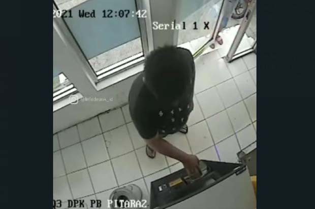 Viral Video Pria Gendong...